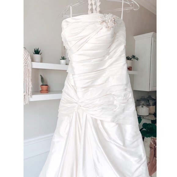 NEW Anjolique Diamond White Designer Wedding Dress - Picture 5 of 7